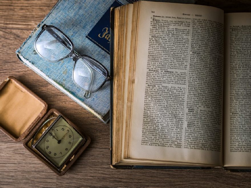 Lunettes, boussole et livre