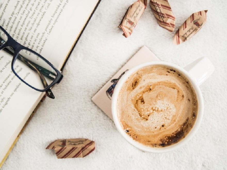 Brille und eine heißer Kaffee