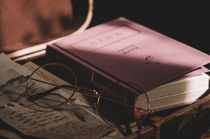 Une paire de lunettes avec un journal et un livre