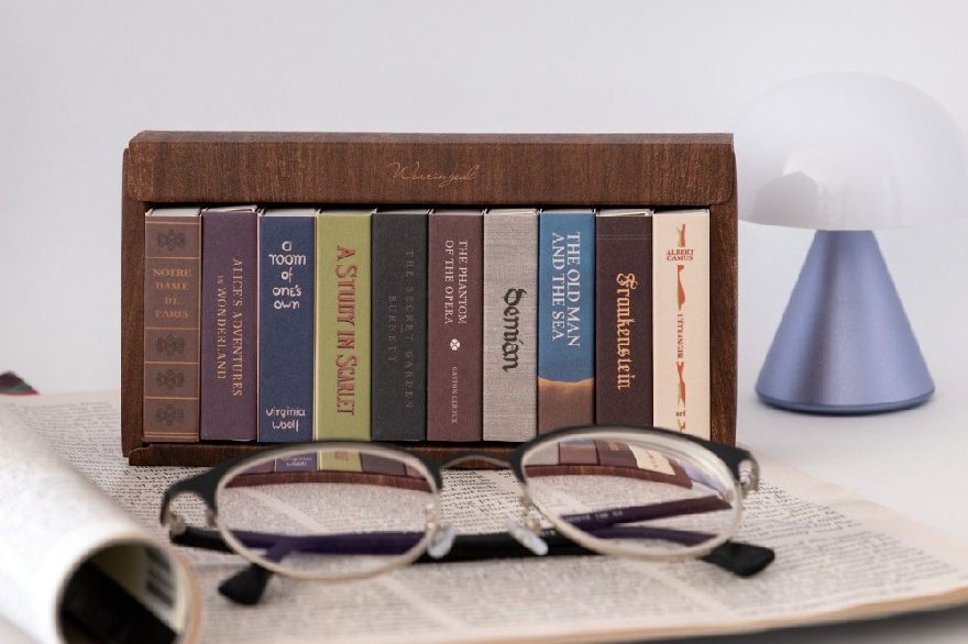 Brille und Bücherregal