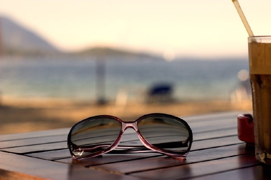 Lunettes de soleil sur une table