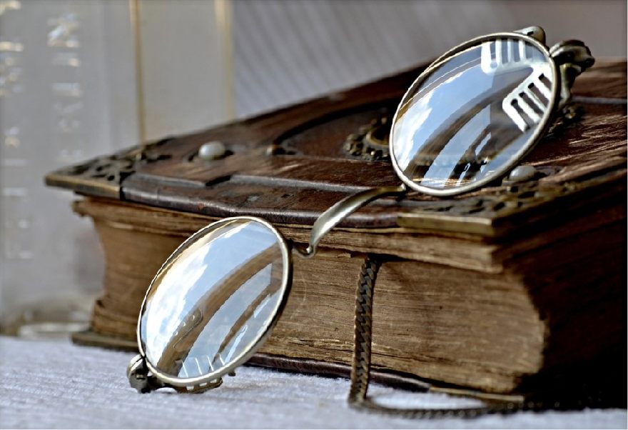 Une vieille paire de lunettes sur la Bible