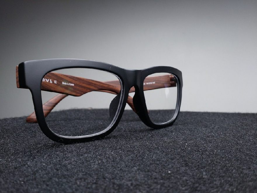 Lunettes avec monture en bois