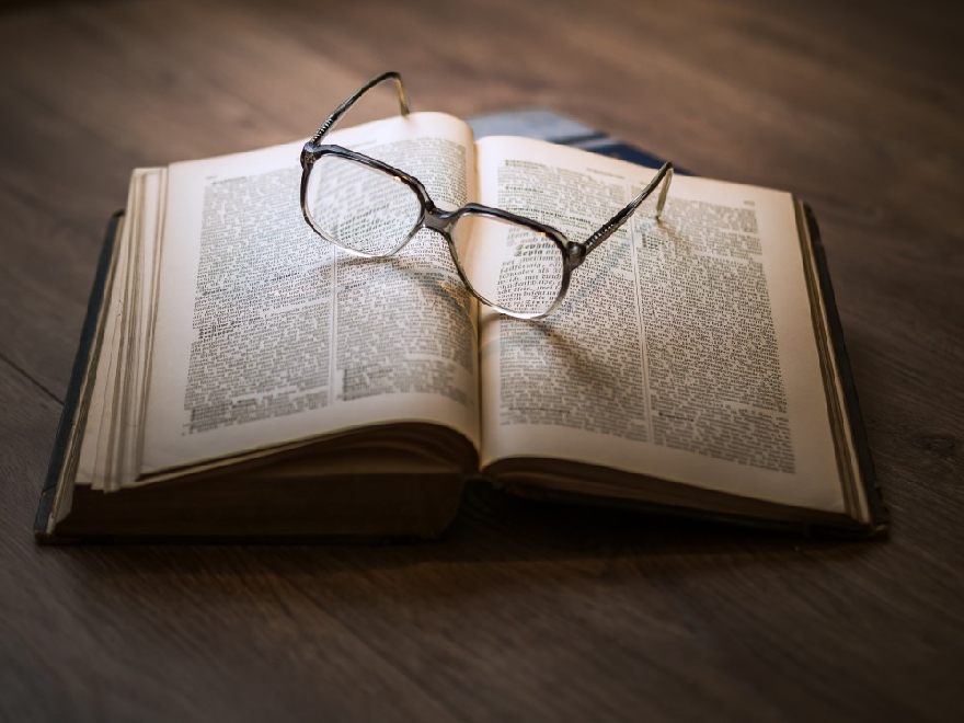 Des lunettes et un livre pour le lire comme un ebook sur amazon kindle
