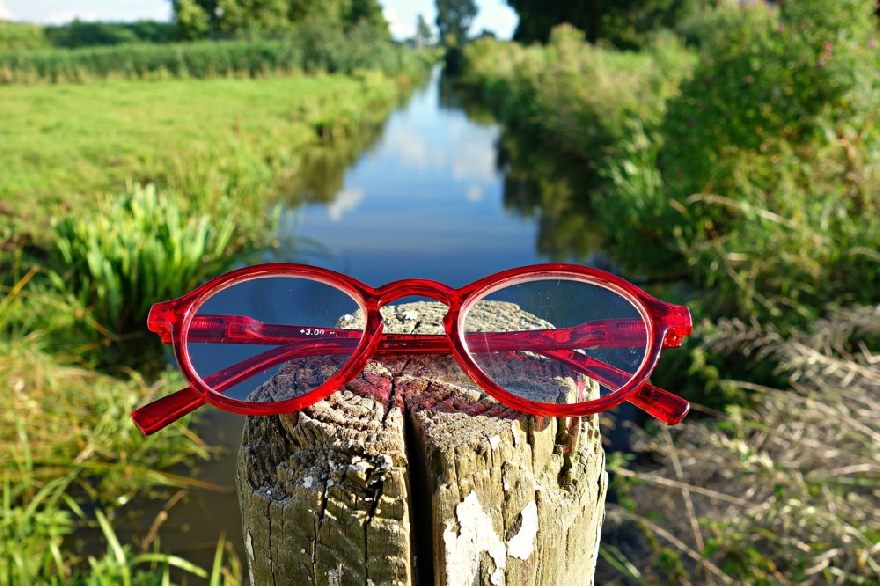 Rote Brille auf einen Pfahl