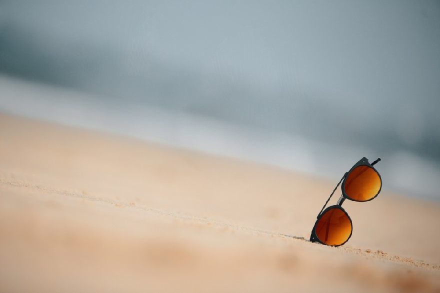 Lunettes de soleil sur la plage