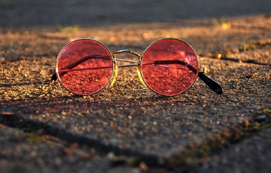 Lunettes rouges sur le sol