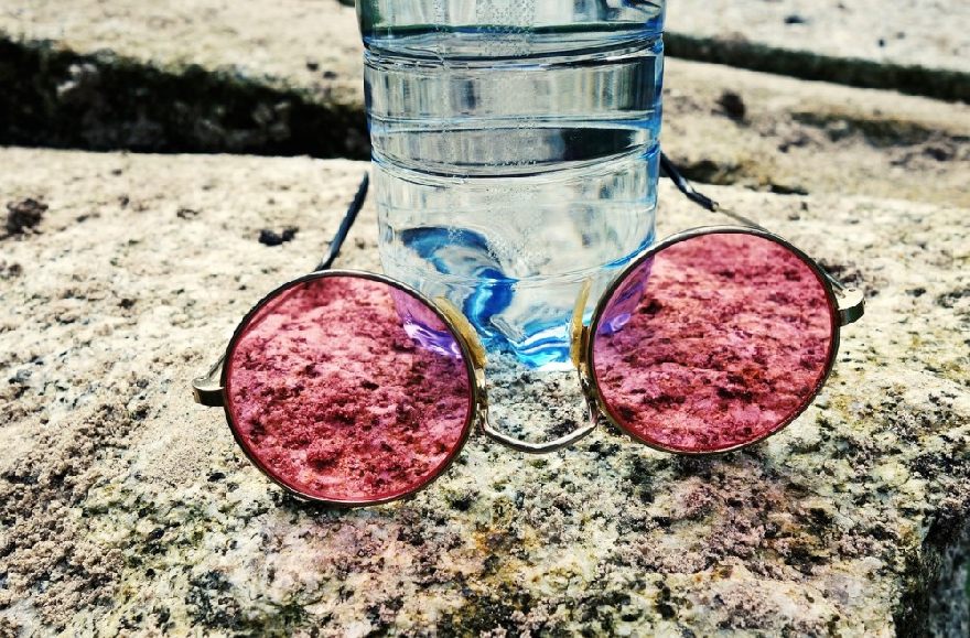 Rote Sonnenbrille auf einem Stein