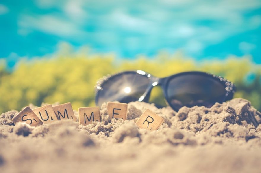 Lunettes de soleil sur la plage