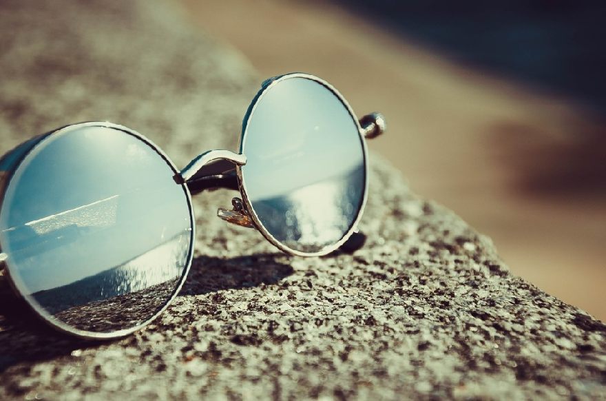 Sonnenbrille mit Reflexion