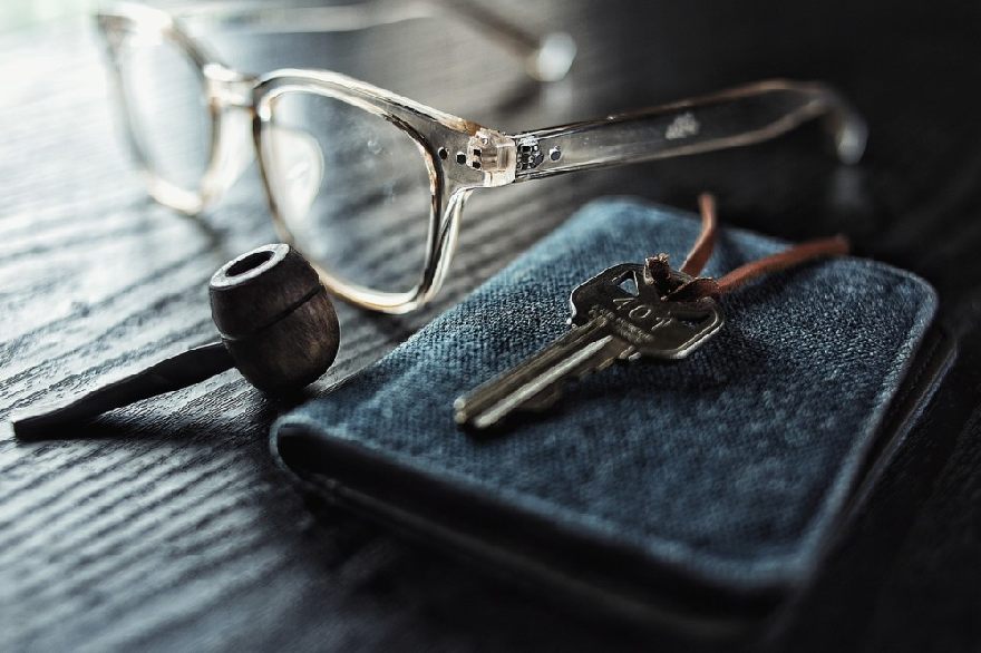 Lunettes, pipe et clé