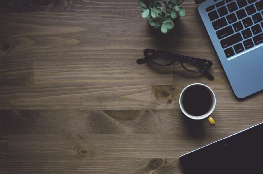 Lieu de travail avec lunettes et ordinateur portable